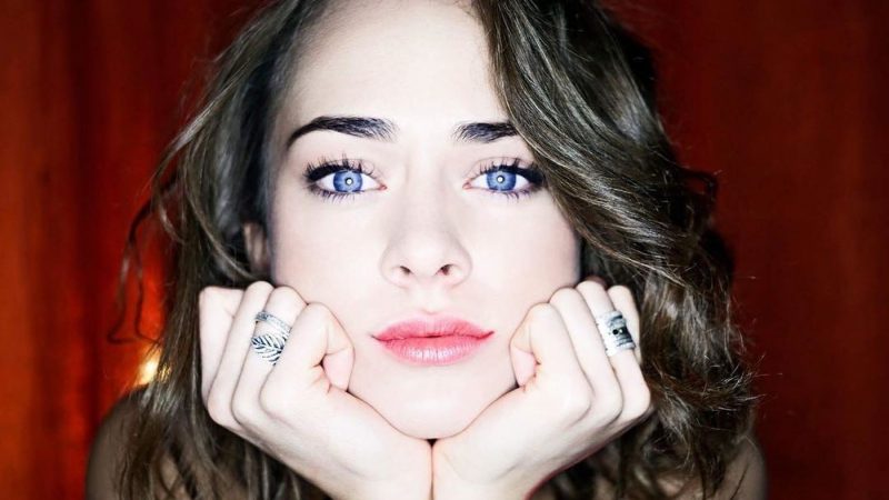 Аглая Тарасова: “Я мріяла бути політологом, але мій темперамент привів мене на сцену”. Що розкажуть про неї шкільні друзі?