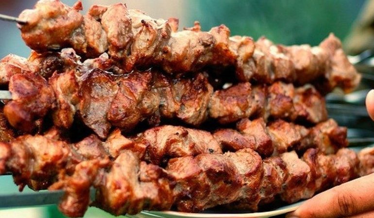 Бачити шашлик (сонники): смажити м’ясо на шампурах, є його також інші значення