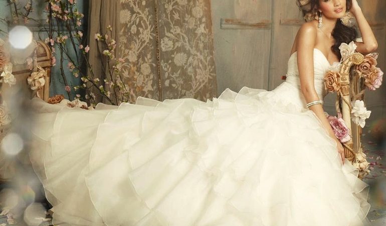 Бачити уві сні дівчину в весільному платті: значення для заміжніх і вільних, трактування різних сонників