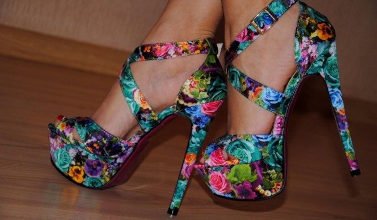 Босоніжки в сонник до чого сняться зелені або червоні, нові чи старі, на платформі, тлумачення за різними сонникам