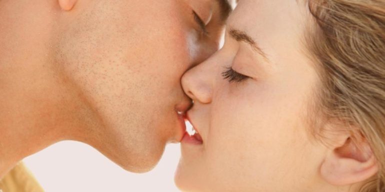 Цілуватися уві сні з дівчиною в губи: тлумачення контакту з подругою або незнайомою жінкою в різних сонники