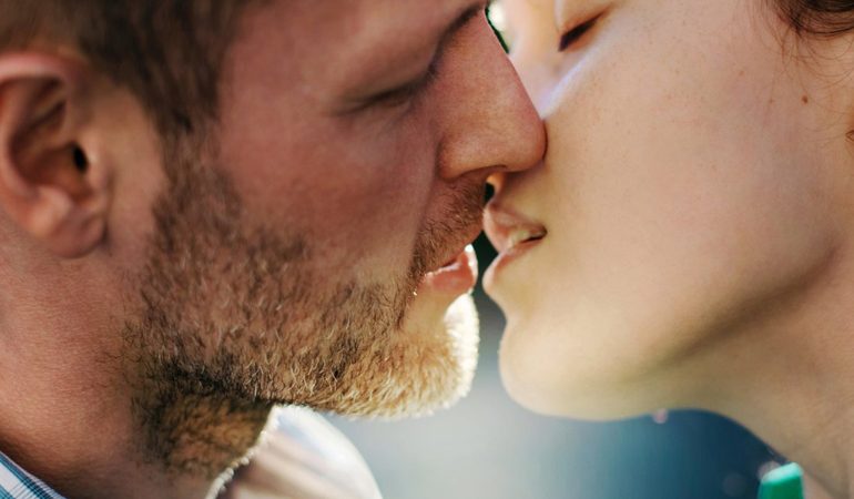 Цілуватися з небіжчиком: що означає поцілунок в губи з покійним у сні