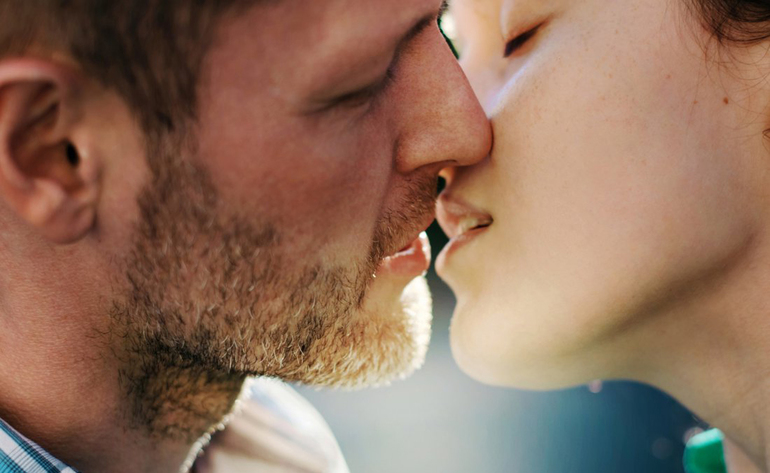 Цілуватися з небіжчиком: що означає поцілунок в губи з покійним у сні