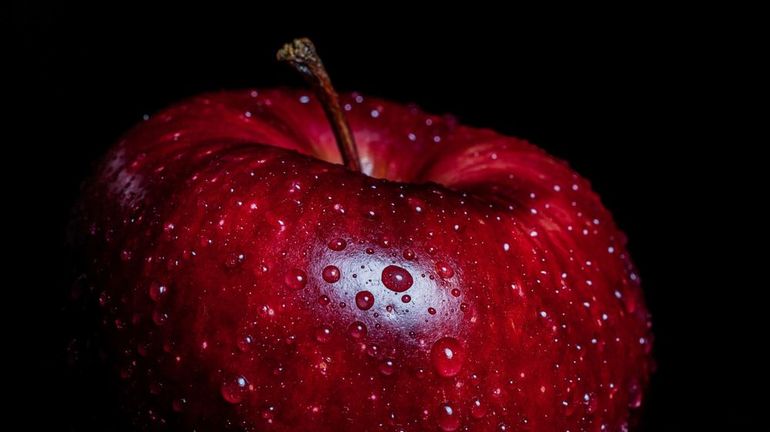 До чого може приснитися багато яблук на яблуні в квітучому саду: популярні тлумачення