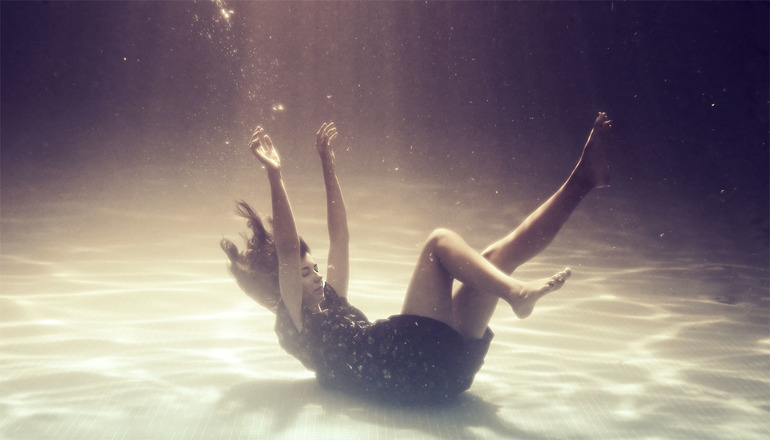 До чого може снитися потонути у воді: що значать обставини, деталі, передбачення сонників