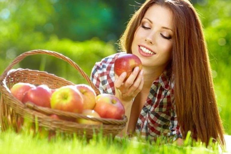 До чого може снитися, якщо збирати яблука з дерева або землі: тлумачення різних сонників