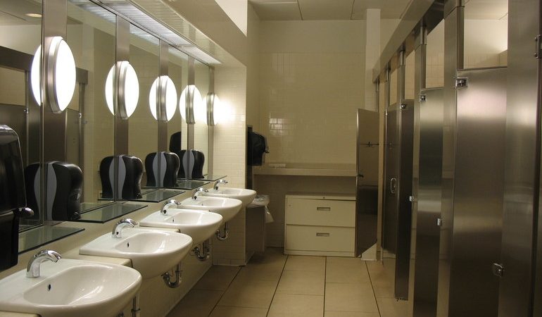 До чого приснився громадський туалет: трактування різних снів про відхоже місце