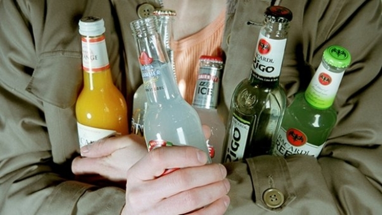 До чого сниться алкоголь: значення образу спиртних напоїв, випивки і сп’яніння, тлумачення по сонникам
