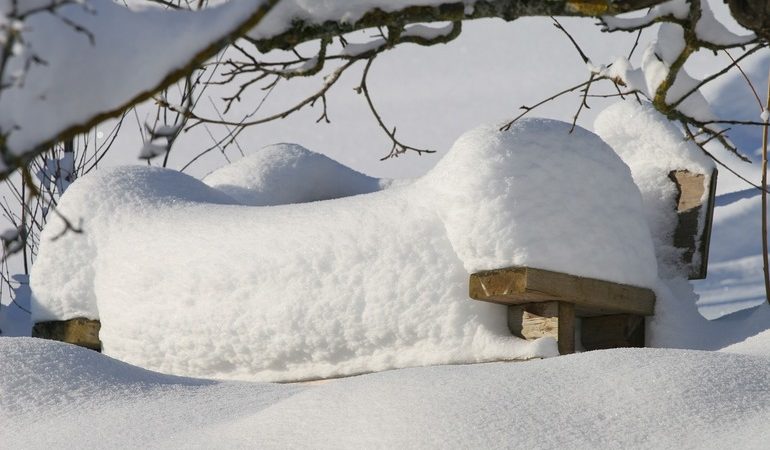 До чого сниться багато снігу: тлумачення сновидіння популярними сониками, що означає сніговий замет влітку