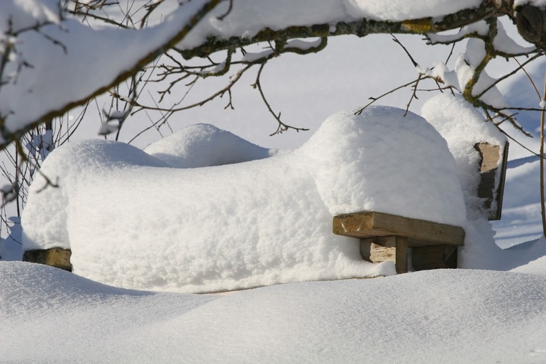 До чого сниться багато снігу: тлумачення сновидіння популярними сониками, що означає сніговий замет влітку