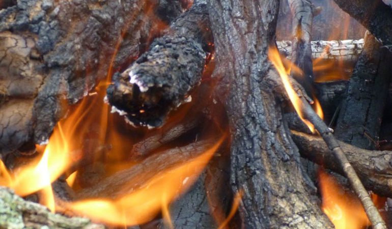 До чого сниться багаття: бачити в сновидіннях полум’я, костровище, спалювати старі речі і сидіти біля вогню