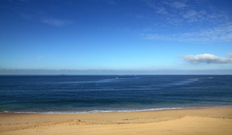 До чого сниться берег моря: трактування по сонникам, в залежності від дій сновидця і виду узбережжя