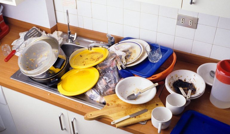 До чого сниться брудний посуд в раковині: що означає бачити гору немитих тарілок у своєму або чужому будинку