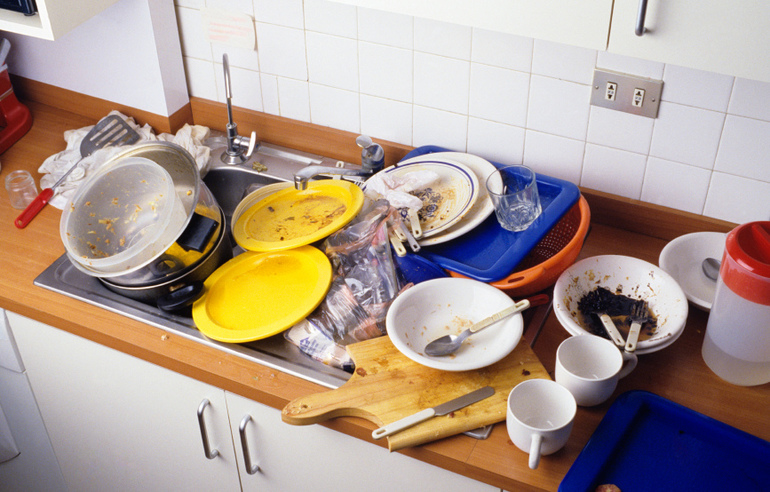 До чого сниться брудний посуд в раковині: що означає бачити гору немитих тарілок у своєму або чужому будинку