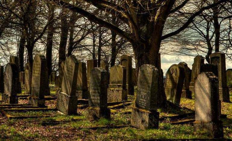 До чого сниться цвинтарі й могили: що означає гуляти біля надгробків, побачити свій гроб і могили родичів