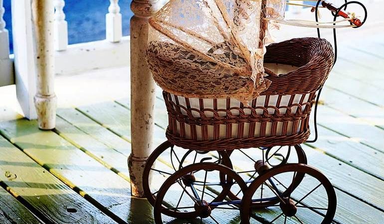 До чого сниться дитяча коляска: колір конструкції за сонником, значення для чоловіка і жінки