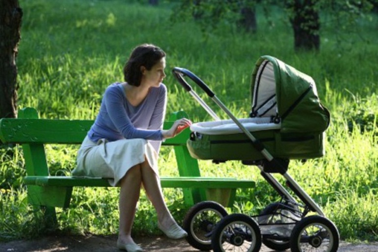 До чого сниться дитяча коляска: колір конструкції за сонником, значення для чоловіка і жінки