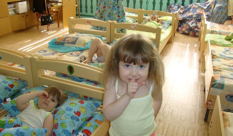 До чого сниться дитячий сад з дітьми і без: трактування садка сонники