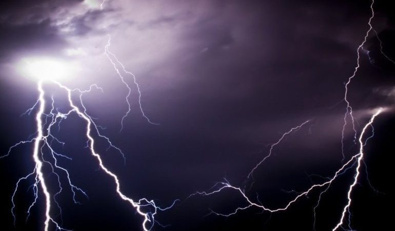 До чого сниться грім: пояснення по різних сонникам, чути тихий і сильний, постійний і періодичний