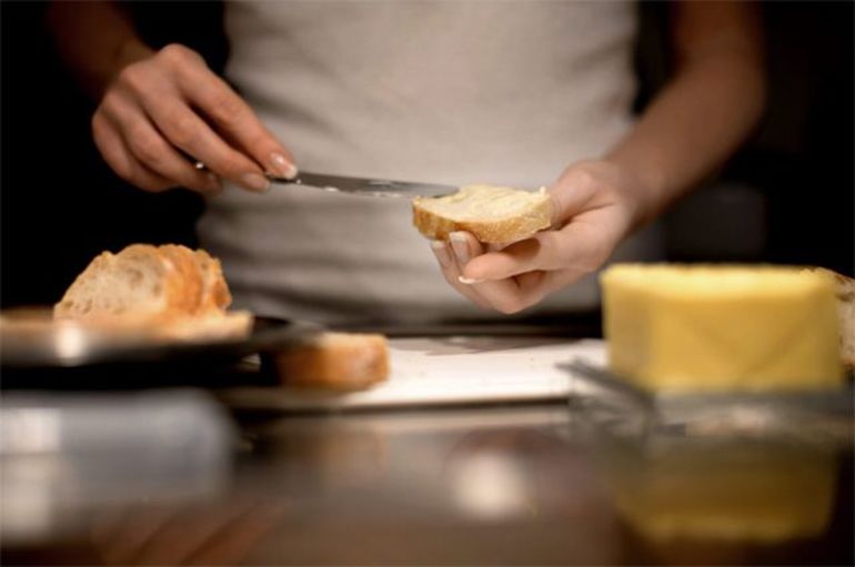 До чого сниться є хліб з маслом: значення в соннику смачного бутерброда