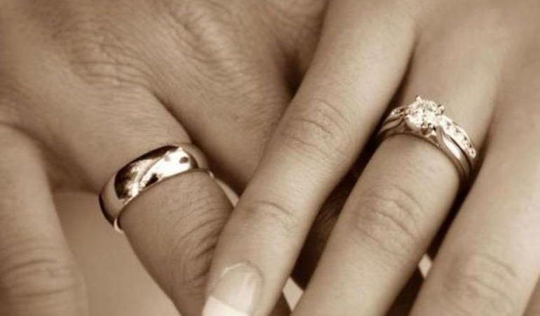 До чого сниться кільце на пальці: золоту прикрасу у жінки або чоловіки, перстень на мізинці