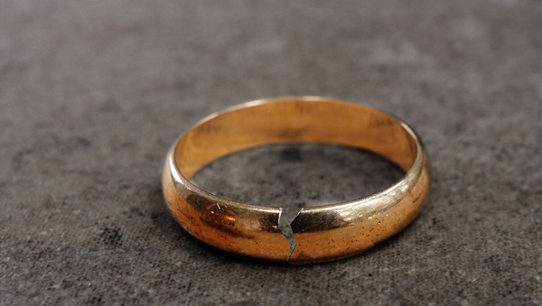 До чого сниться кільце на пальці: золоту прикрасу у жінки або чоловіки, перстень на мізинці