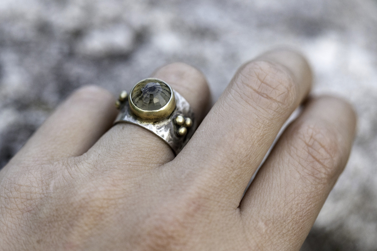 До чого сниться кільце на пальці: золоту прикрасу у жінки або чоловіки, перстень на мізинці