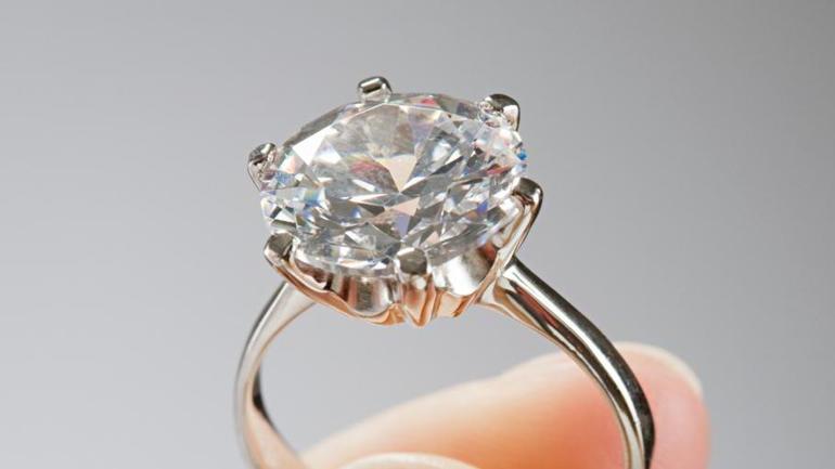 До чого сниться кільце з діамантом: що означає знайти, подарувати або бачити весільна прикраса на пальці