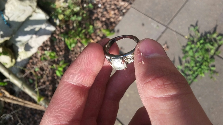 До чого сниться кільце з діамантом: що означає знайти, подарувати або бачити весільна прикраса на пальці