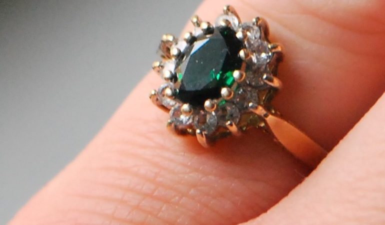 До чого сниться кільце з каменем: матеріал виробу, що означає для незаміжньої дівчини бачити багато прикрас