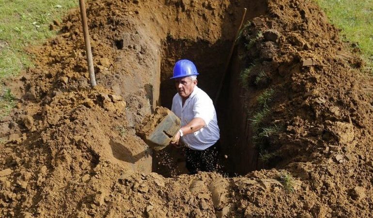 До чого сниться копати могилу: на полі або цвинтар, лопатою чи заступом, тлумачення в різних сонники