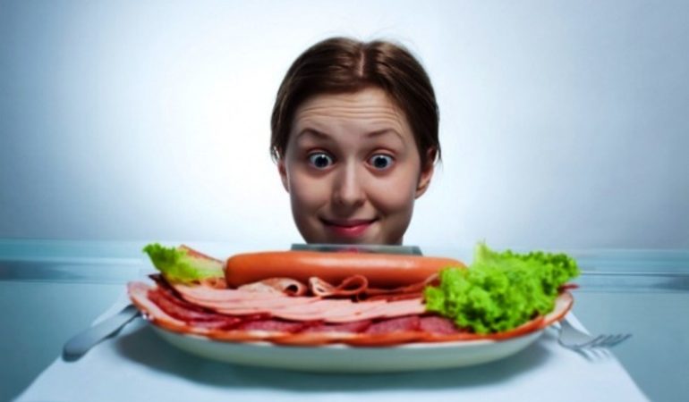 До чого сниться ковбаса: бачити або купувати варений, кров’яної або копчений м’ясний продукт