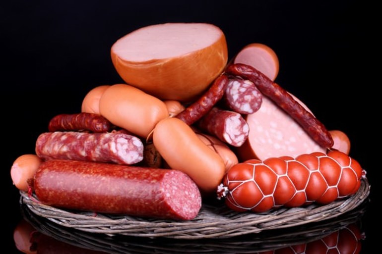 До чого сниться ковбаса: бачити або купувати варений, кров’яної або копчений м’ясний продукт