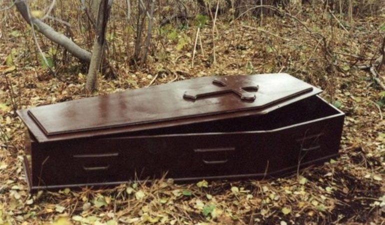 До чого сниться кришка труни: лежить або стоїть у під’їзді будинку чи тлумачення в різних сонники