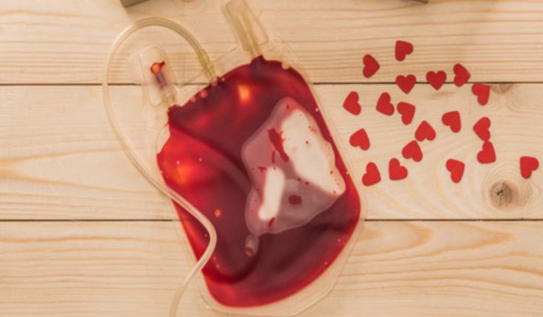 До чого сниться кров від місячних: бачити виділення на ліжку, прокладці, одязі