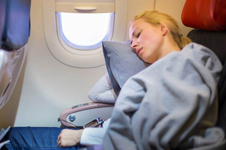 До чого сниться летіти на літаку: значення по сонникам для чоловіків і жінок, про що скажуть деталі сну