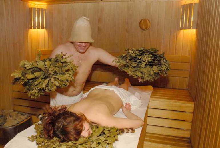 До чого сниться митися в лазні: тлумачення по соннику для чоловіків і жінок, що означає небіжчик уві сні