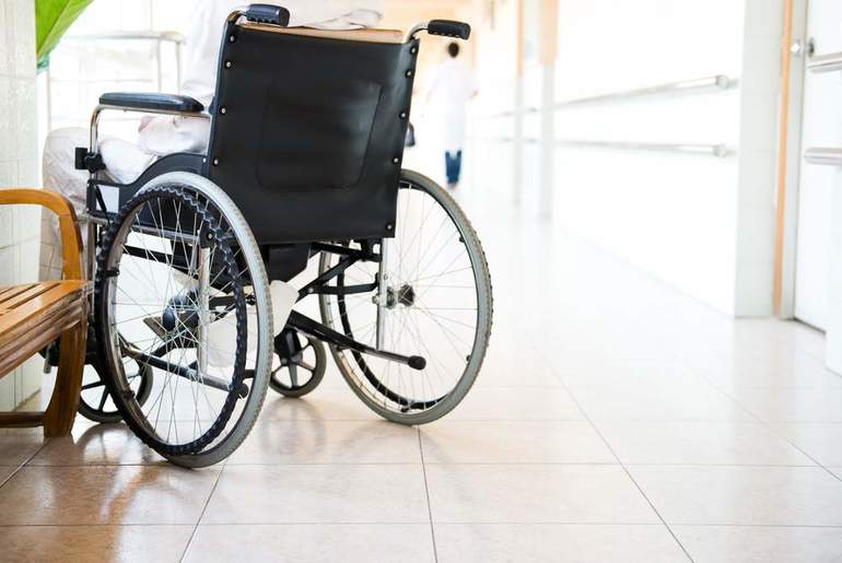До чого сниться інвалідна коляска: бачити в сні самого себе в лікарняному кріслі