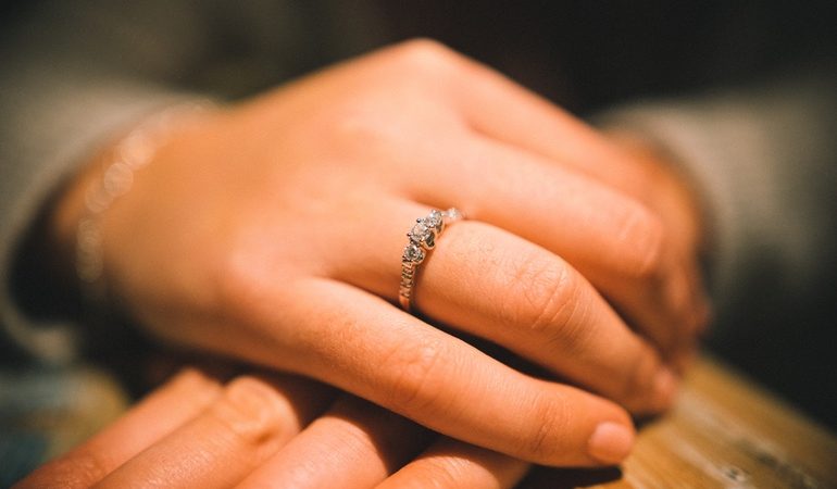 До чого сниться обручку на пальці у себе: тлумачення для заміжніх і незаміжніх