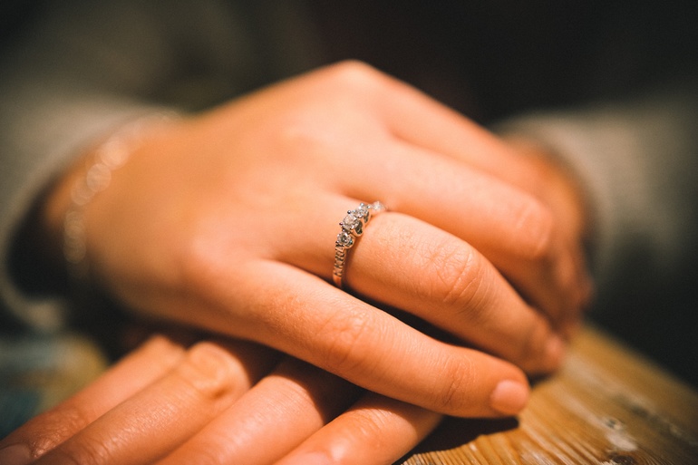 До чого сниться обручку на пальці у себе: тлумачення для заміжніх і незаміжніх