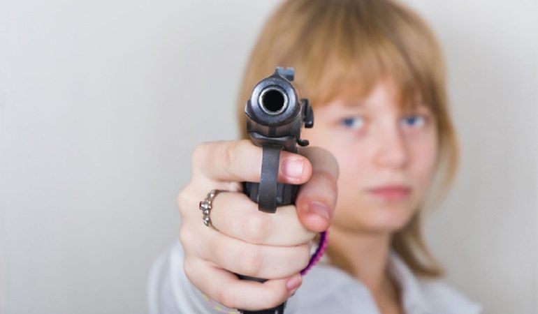 До чого сниться пістолет: тримати в руці револьвер жінці уві сні