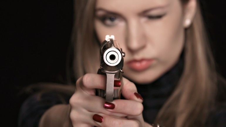 До чого сниться пістолет: тримати в руці револьвер жінці уві сні