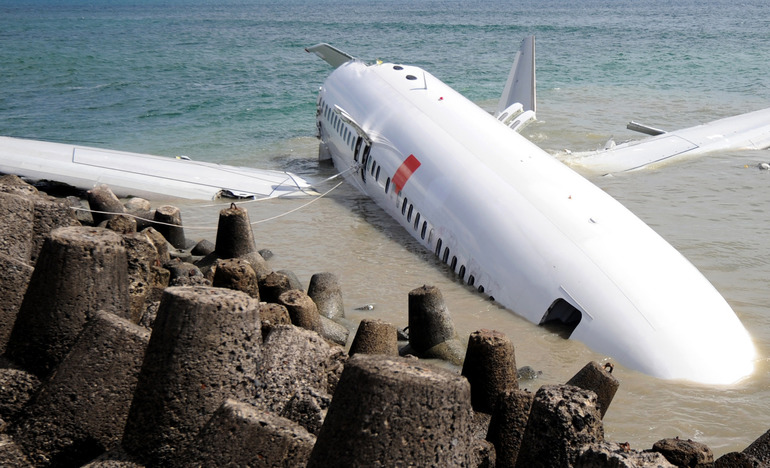До чого сниться падаючий літак: аварії пасажирського лайнера біля хати, над містом, землею або морем