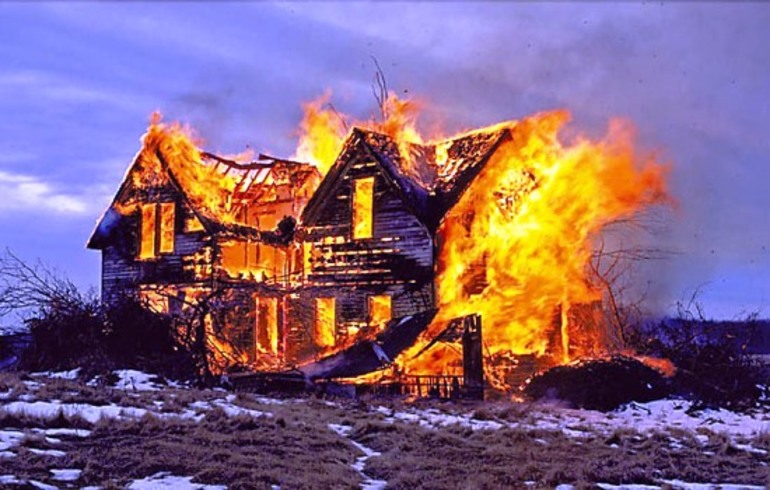 До чого сниться палаючий будинок: тлумачення вогню в дерев’яних і багатоповерхових будівлях