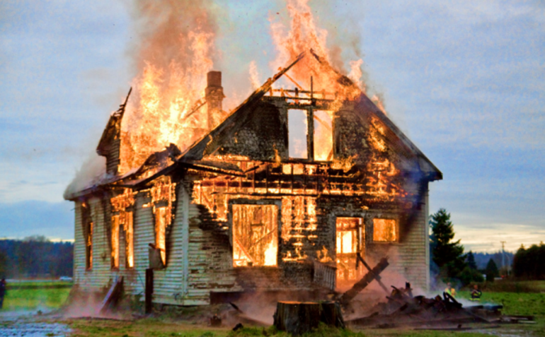 До чого сниться палаючий будинок: тлумачення вогню в дерев’яних і багатоповерхових будівлях