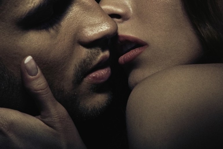 До чого сниться поцілунок: у різні частини тіла, поцілувати незнайомих людей, тлумачення по сонникам