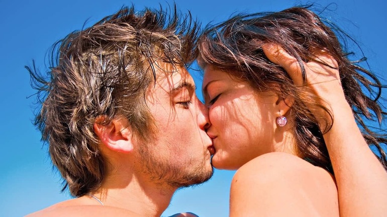 До чого сниться поцілунок з незнайомим хлопцем або чоловіком: трактування різними сонникам