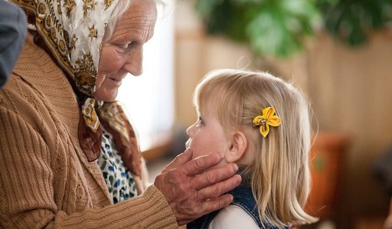 До чого сниться померла бабуся: що значить розмовляти, цілувати, лаятися, говорити з нею