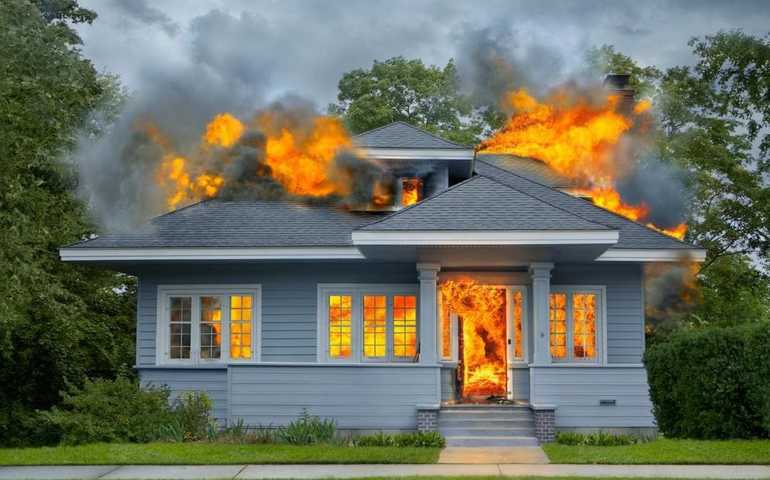 До чого сниться пожежа чужого будинку: пошук значення вогню, диму і згарища в соннику