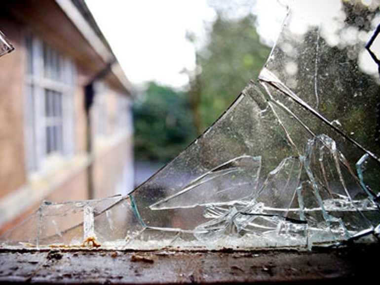 До чого сниться розбите вікно: зламати в будинку і квартирі, автомобілі, тлумачення сонників